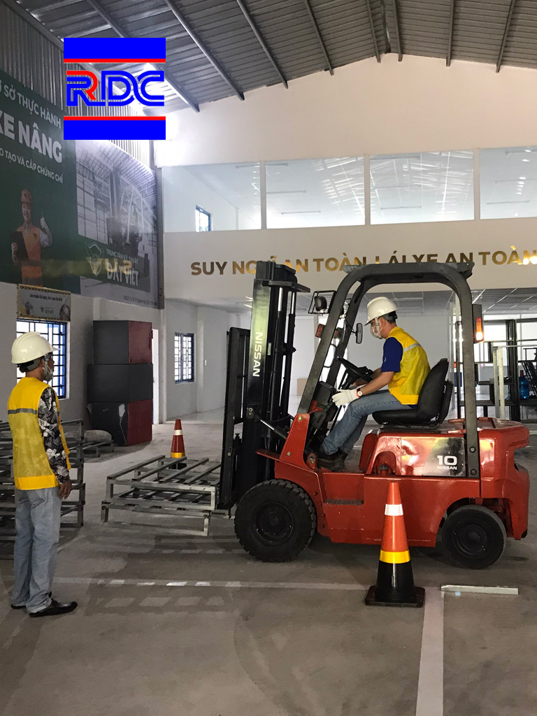 Tuyển sinh đào tạo chứng chỉ vận hành xe nâng tại TPHCM 11 Đào tạo và cấp chứng chỉ nghề lái xe nâng - trung tâm RDC
